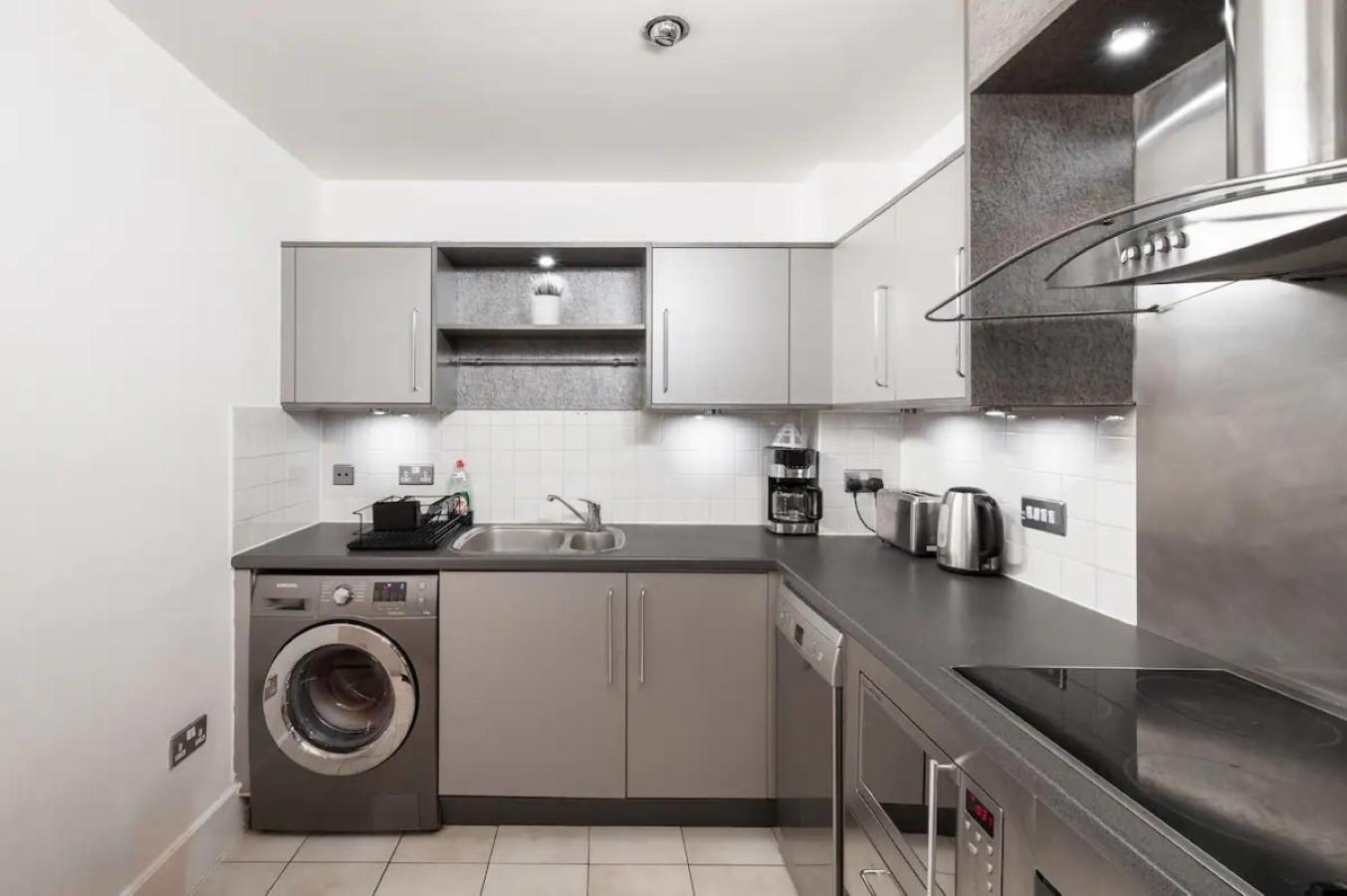 Riverside With Balcony, 1 Min Walk To Vauxhall Station Apartment London