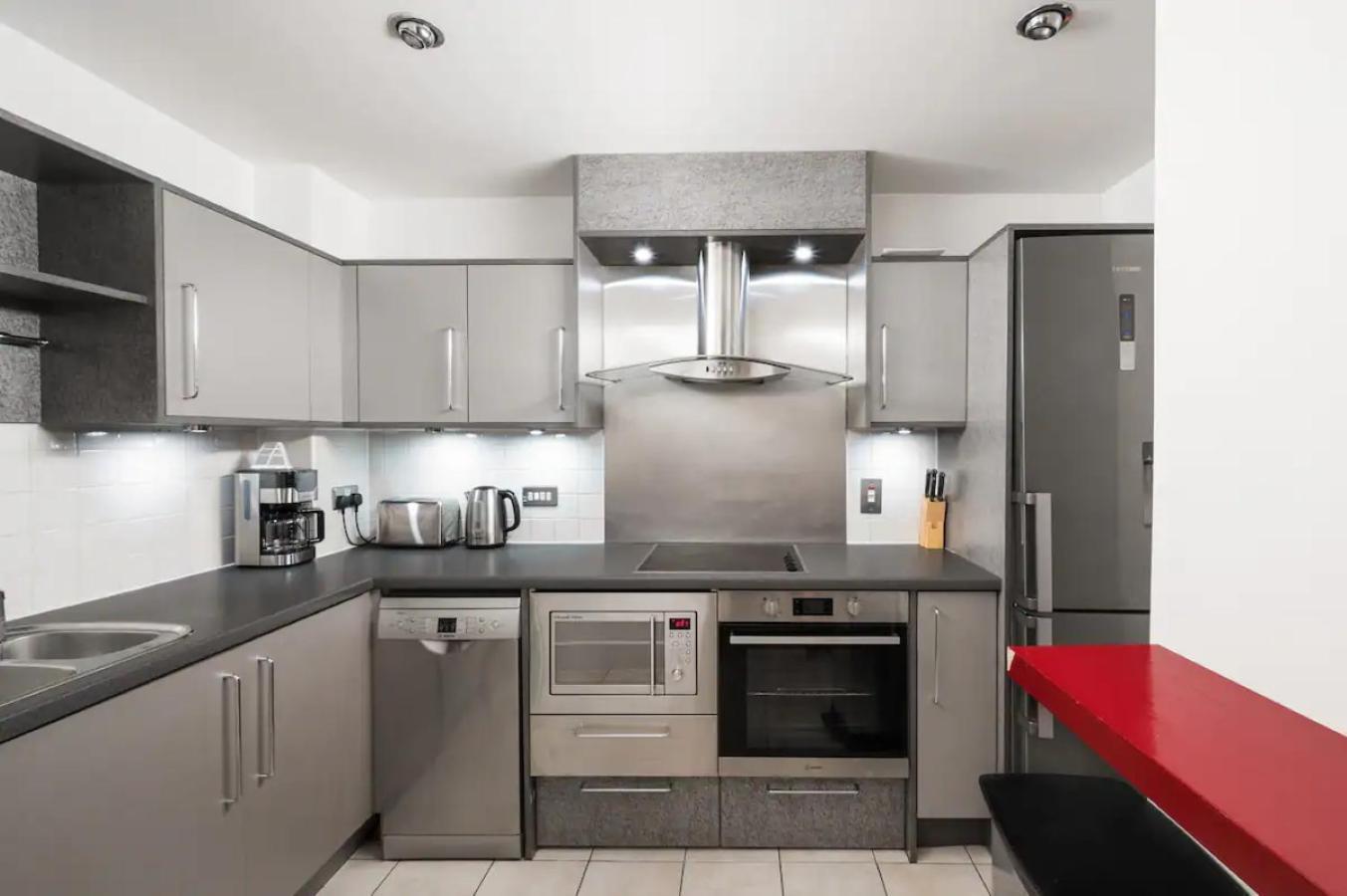 Riverside With Balcony, 1 Min Walk To Vauxhall Station Apartment London