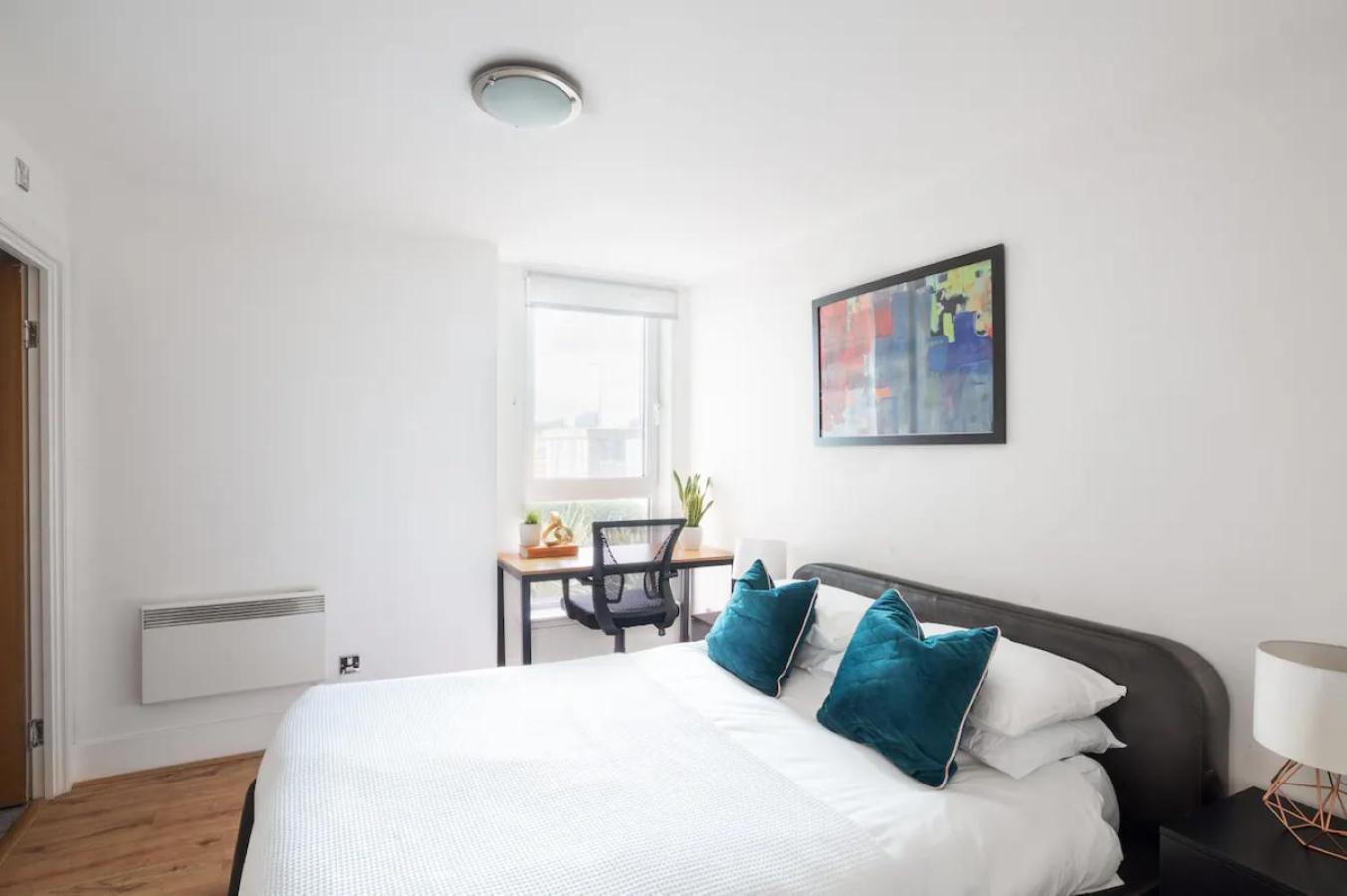 Riverside With Balcony, 1 Min Walk To Vauxhall Station *