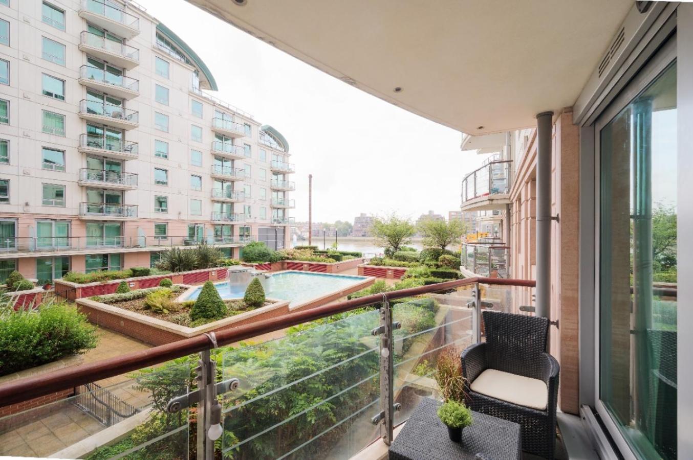 Riverside With Balcony, 1 Min Walk To Vauxhall Station Apartment *