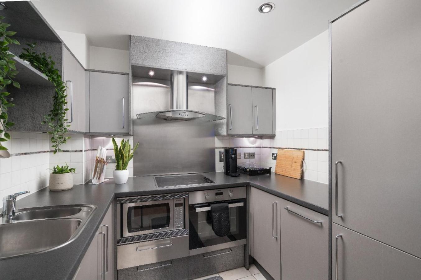 Riverside With Balcony, 1 Min Walk To Vauxhall Station * London