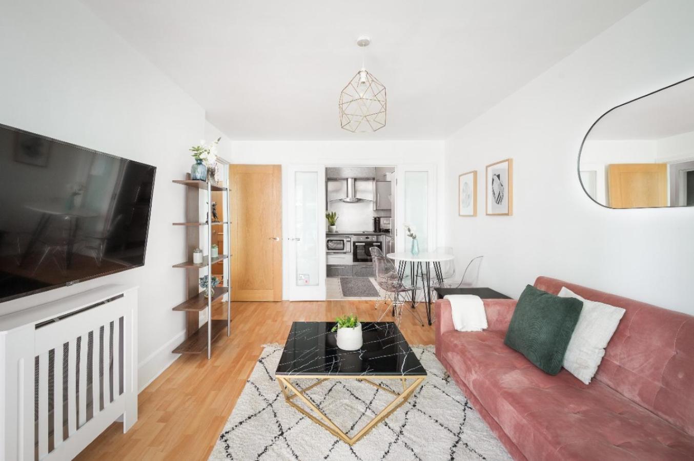Apartment Riverside With Balcony, 1 Min Walk To Vauxhall Station London