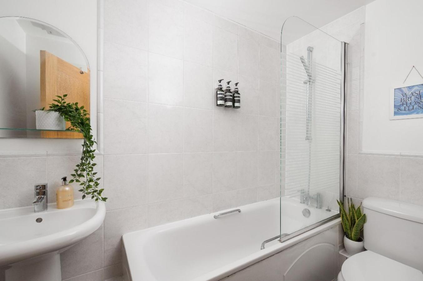 Riverside With Balcony, 1 Min Walk To Vauxhall Station * London