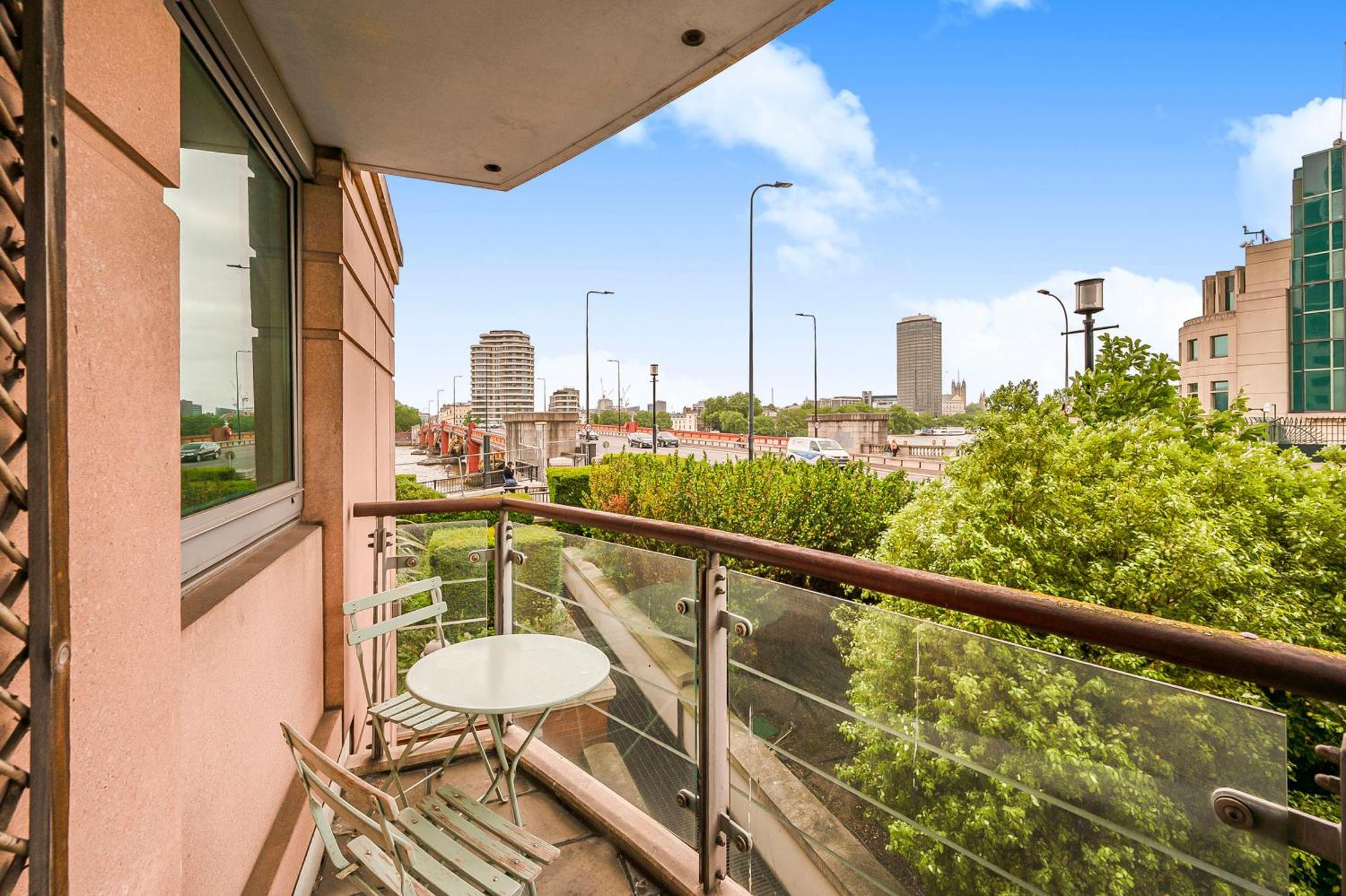 Apartment Riverside With Balcony, 1 Min Walk To Vauxhall Station *