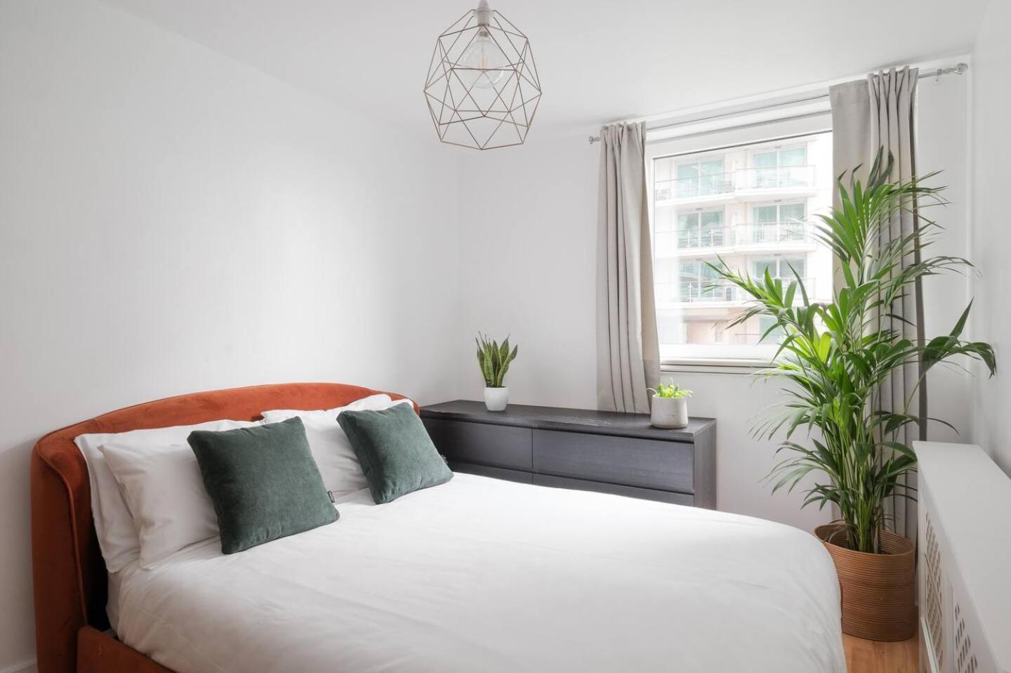 Riverside With Balcony, 1 Min Walk To Vauxhall Station Apartment *